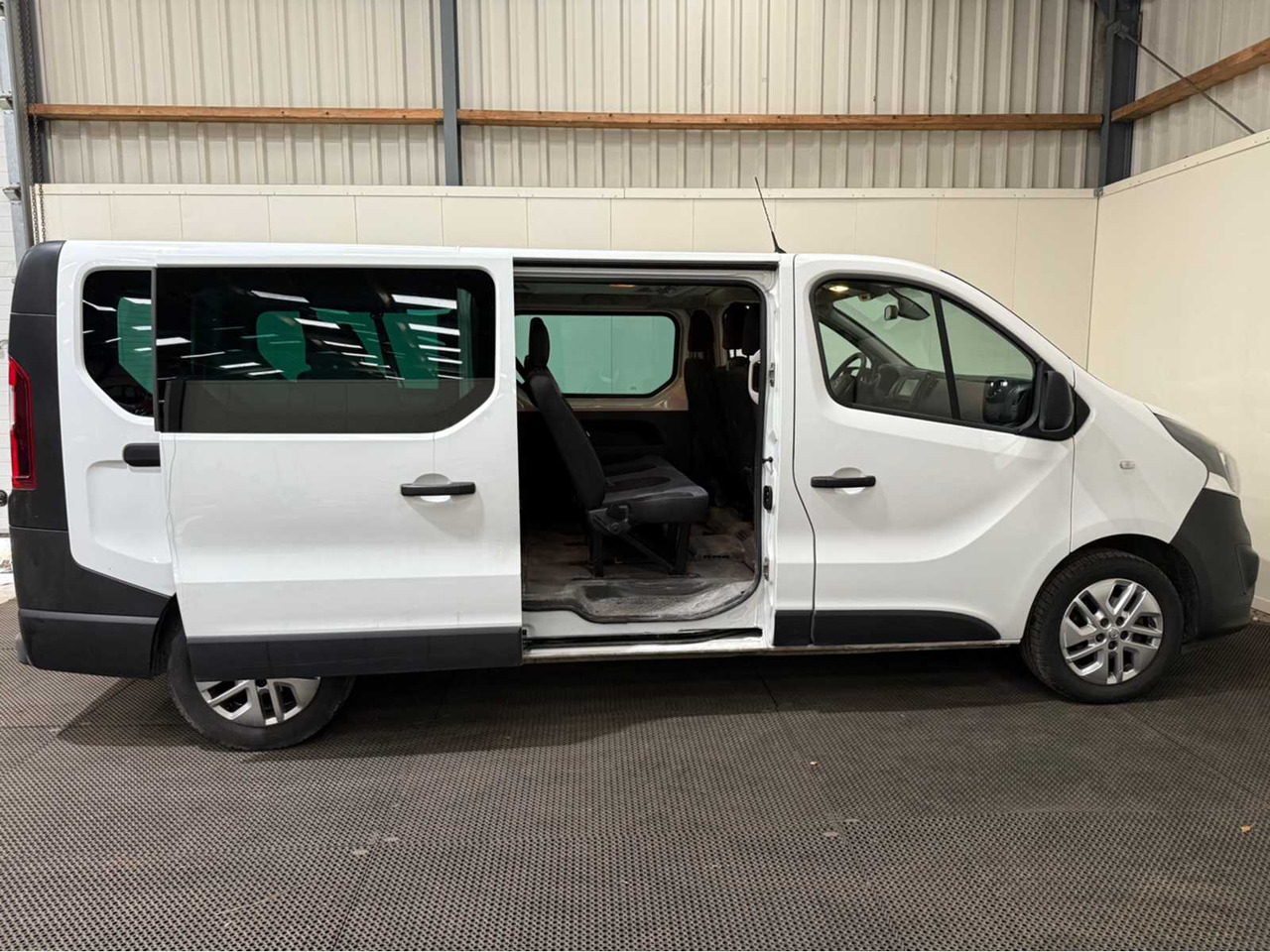 OPEL - VIVARO - COMBI - 1.6 BI TURBO - 9 SEATER - COMMERCIAL VEHICLE - 2017 - Véhicule utilitaire: photos 5 OPEL - VIVARO - COMBI - 1.6 BI TURBO - 9 SEATER - COMMERCIAL VEHICLE - 2017 - Véhicule utilitaire: photos 5