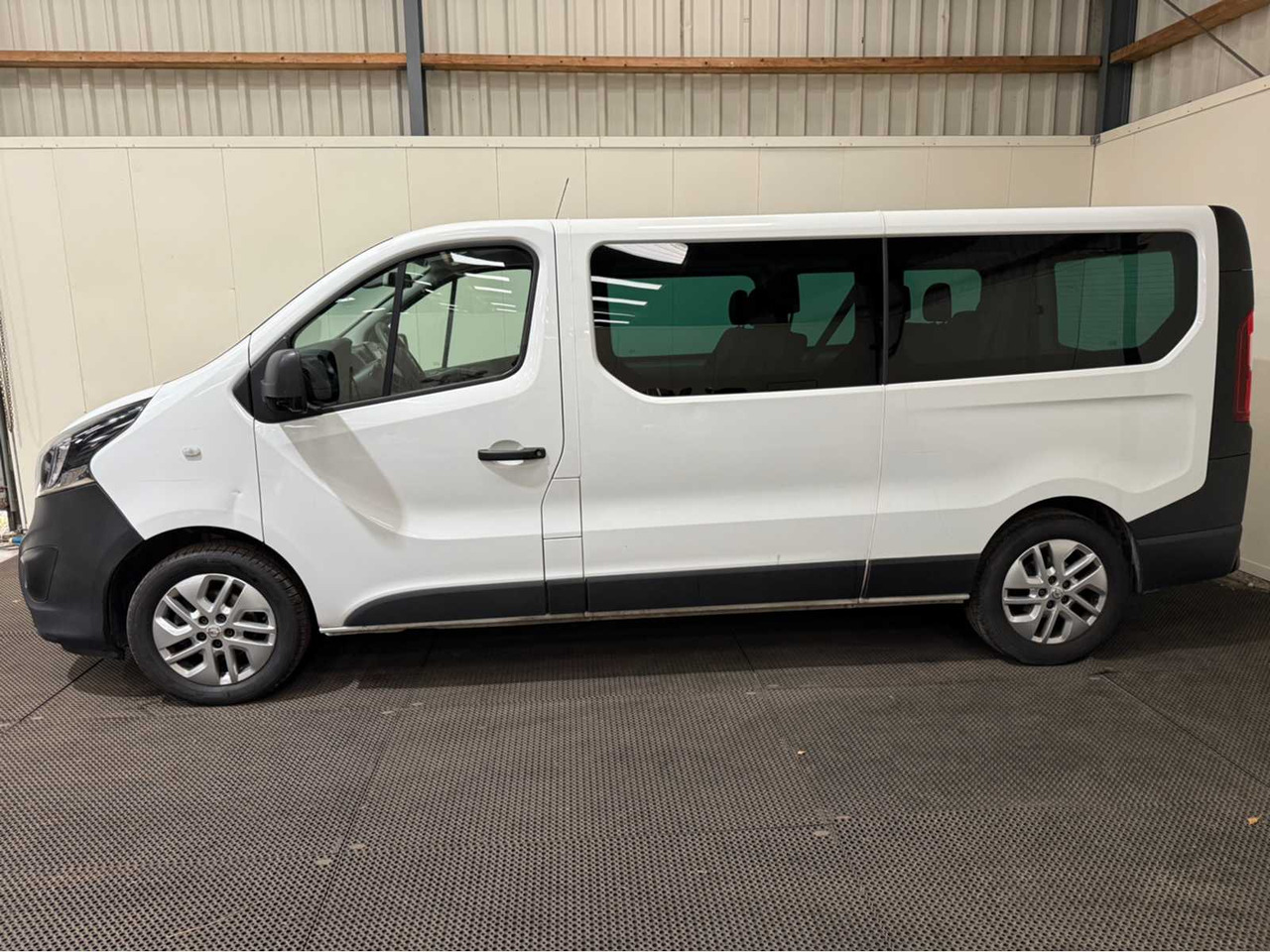 OPEL - VIVARO - COMBI - 1.6 BI TURBO - 9 SEATER - COMMERCIAL VEHICLE - 2017 - Véhicule utilitaire: photos 4 OPEL - VIVARO - COMBI - 1.6 BI TURBO - 9 SEATER - COMMERCIAL VEHICLE - 2017 - Véhicule utilitaire: photos 4