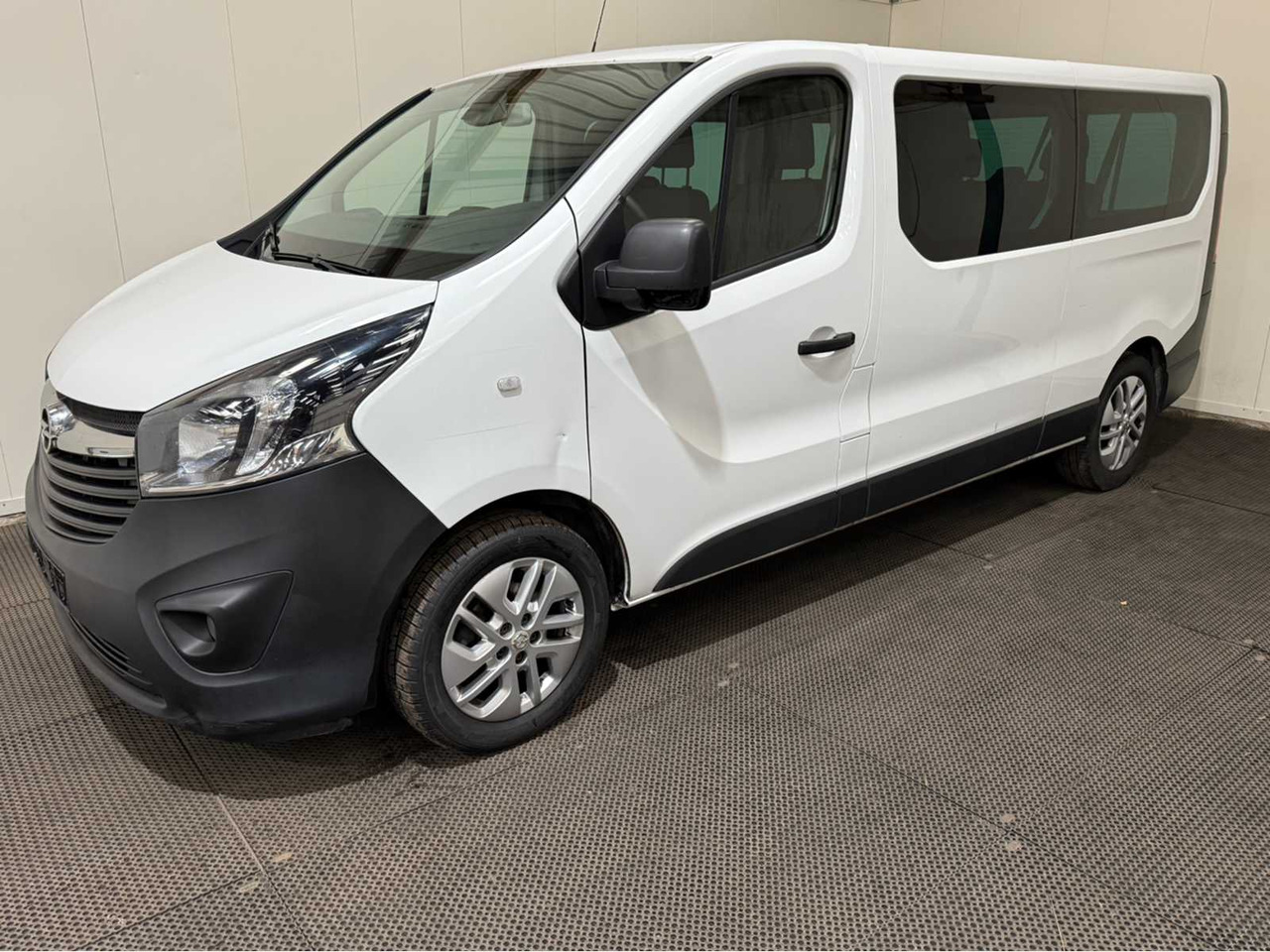OPEL - VIVARO - COMBI - 1.6 BI TURBO - 9 SEATER - COMMERCIAL VEHICLE - 2017 - Véhicule utilitaire: photos 1 OPEL - VIVARO - COMBI - 1.6 BI TURBO - 9 SEATER - COMMERCIAL VEHICLE - 2017 - Véhicule utilitaire: photos 1