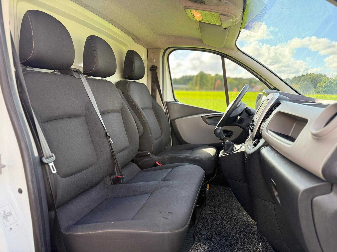 Véhicule utilitaire RENAULT - TRAFIC - 1.6 DCI T27 L1H1 COM - V-657-VR: photos 9
