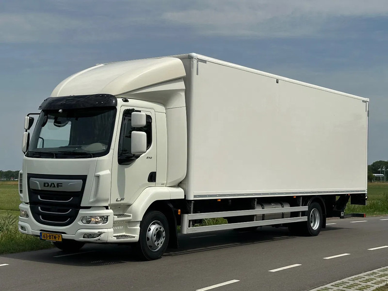 DAF LF 210 LF210.14. EURO6. 2022. 183401km 805x248x248. Bakwagen met Laadklep 2500kg - Camion fourgon: photos 1 DAF LF 210 LF210.14. EURO6. 2022. 183401km 805x248x248. Bakwagen met Laadklep 2500kg - Camion fourgon: photos 1