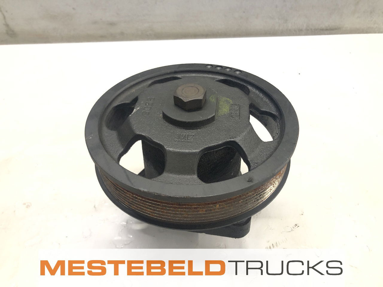 MAN Aandrijving koelvloeistofpomp TGL - Système de refroidissement pour Camion: photos 1 MAN Aandrijving koelvloeistofpomp TGL - Système de refroidissement pour Camion: photos 1