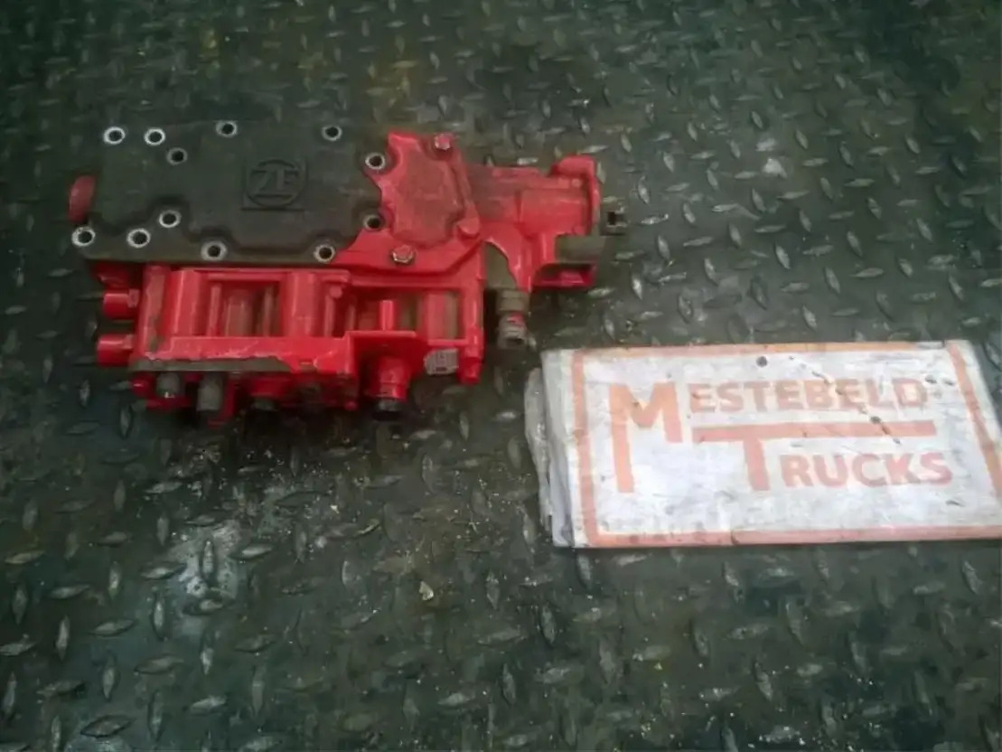 MAN H ydraulisch schakeldeksel TGA - Boîte de vitesse et pièces pour Camion: photos 1 MAN H ydraulisch schakeldeksel TGA - Boîte de vitesse et pièces pour Camion: photos 1