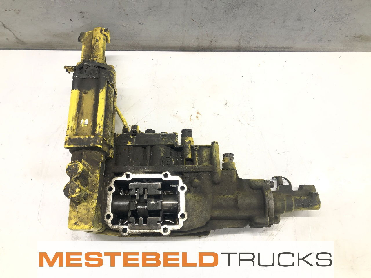 MAN Schakeldeksel 16S1820 TO - Boîte de vitesse et pièces pour Camion: photos 1 MAN Schakeldeksel 16S1820 TO - Boîte de vitesse et pièces pour Camion: photos 1