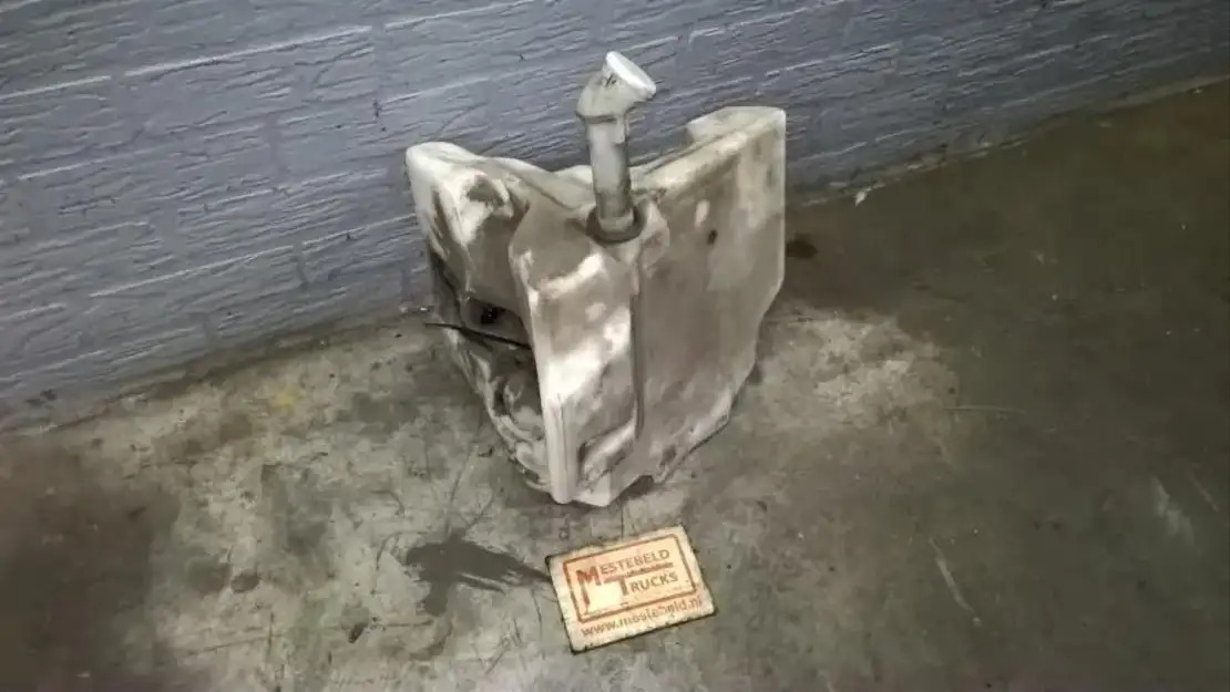 Mercedes-Benz Ruitenwisservloeistofreservoir - Cabine et intérieur pour Camion: photos 1 Mercedes-Benz Ruitenwisservloeistofreservoir - Cabine et intérieur pour Camion: photos 1