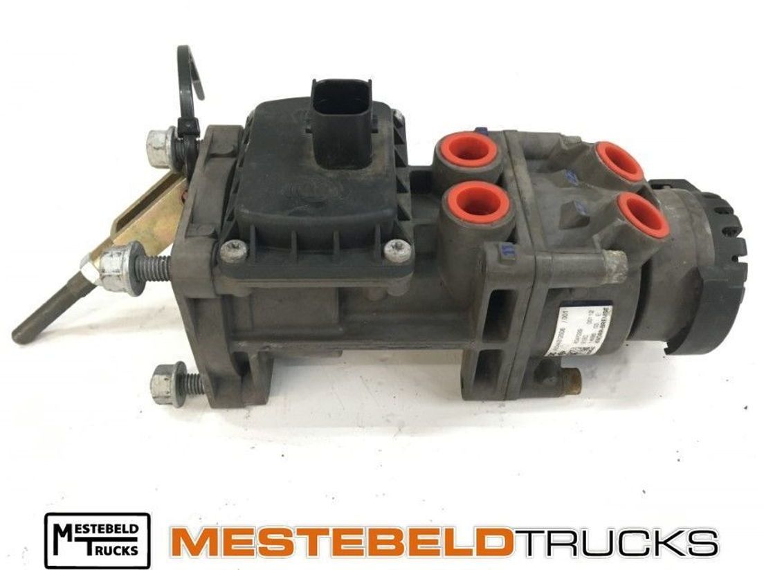 Mercedes-Benz Voetremklep - Pièces de frein pour Camion: photos 1 Mercedes-Benz Voetremklep - Pièces de frein pour Camion: photos 1