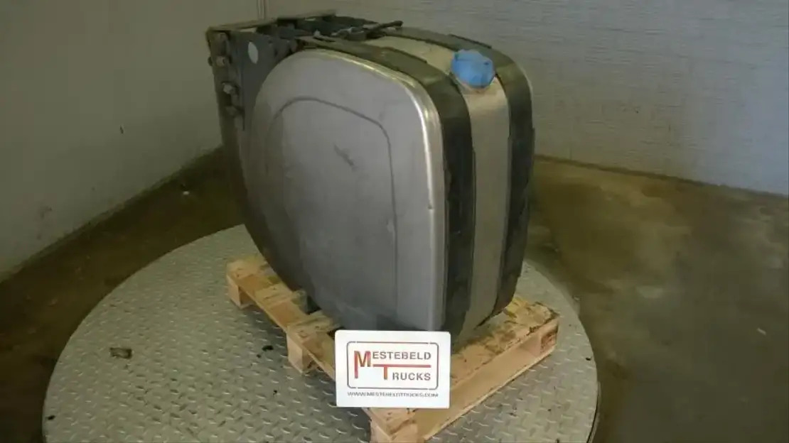 Volvo Ad-blue tank - Système d'échappement pour Camion: photos 1 Volvo Ad-blue tank - Système d'échappement pour Camion: photos 1