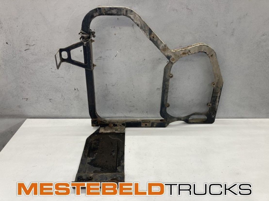 Volvo Spatbord uitlaatsteun - Frame/ Châssis pour Camion: photos 1 Volvo Spatbord uitlaatsteun - Frame/ Châssis pour Camion: photos 1