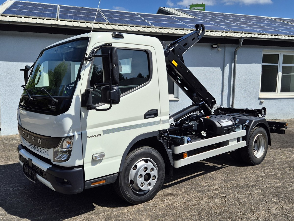 FUSO Fuso Canter 7C18 City Abrollkipper AHK Hooklift - Camion ampliroll: photos 1 FUSO Fuso Canter 7C18 City Abrollkipper AHK Hooklift - Camion ampliroll: photos 1
