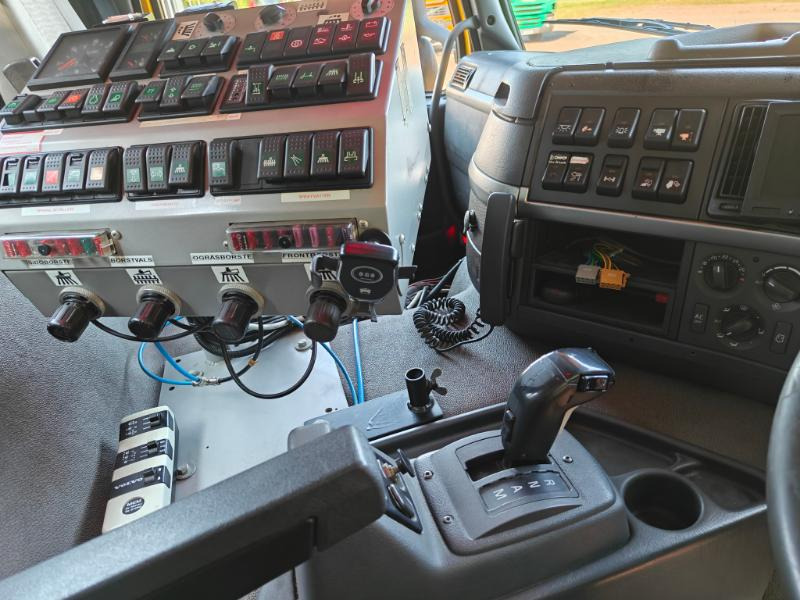 Balayeuse de voirie BUCHER Optifant 70 Volvo FM9: photos 12