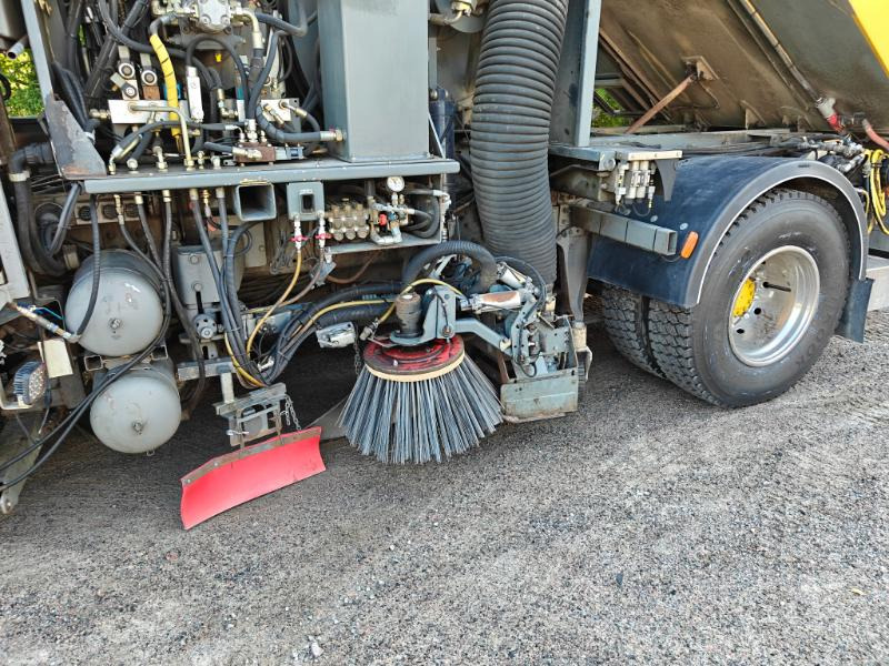 Balayeuse de voirie BUCHER Optifant 70 Volvo FM9: photos 10