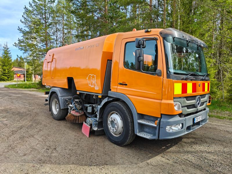 Bucher Cityfant 60 MB Atego - Balayeuse de voirie: photos 1 Bucher Cityfant 60 MB Atego - Balayeuse de voirie: photos 1
