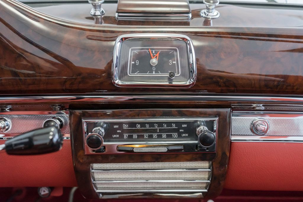 Voiture Mercedes-Benz 220 SE/Cabrio/Matching Number/ClassicData 1/Pont: photos 16