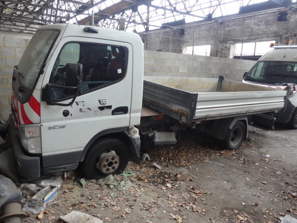 Camionnette tri-benne basculante Mitsubishi Canter (2009-121.930 km) - Camion benne: photos 1 Camionnette tri-benne basculante Mitsubishi Canter (2009-121.930 km) - Camion benne: photos 1