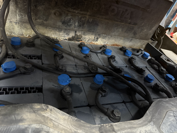 Chariot élévateur frontal électrique TOYOTA 02-7FD25 - Chariot élévateur électrique: photos 4 Chariot élévateur frontal électrique TOYOTA 02-7FD25 - Chariot élévateur électrique: photos 4