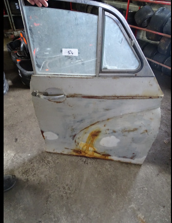 Portière de voiture et pneu MAURICE MINOR - Voiture: photos 1 Portière de voiture et pneu MAURICE MINOR - Voiture: photos 1