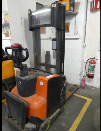 REF:2245.18.36 - Gerbeur électrique BT Staxio SWE120 L - Gerbeur: photos 2 REF:2245.18.36 - Gerbeur électrique BT Staxio SWE120 L - Gerbeur: photos 2