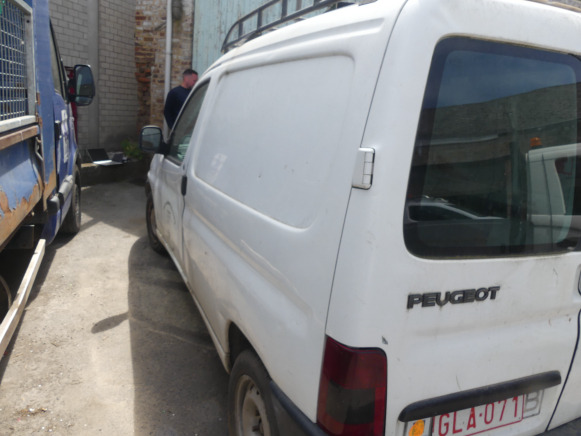 Utilitaire Peugeot Partner (1999-186.581 km) - Voiture: photos 5 Utilitaire Peugeot Partner (1999-186.581 km) - Voiture: photos 5