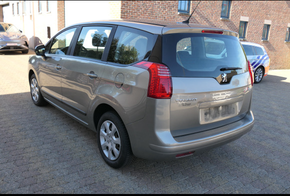 Voiture Peugeot 5008 (2013-165.686 km) - Voiture: photos 4 Voiture Peugeot 5008 (2013-165.686 km) - Voiture: photos 4