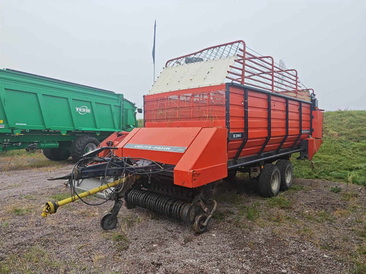 Deutz-Fahr E390 - Autochargeuse: photos 1 Deutz-Fahr E390 - Autochargeuse: photos 1