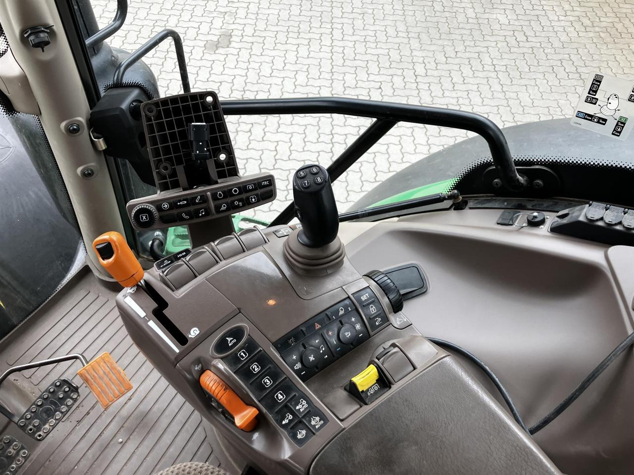 Tracteur agricole John Deere 6215R: photos 8