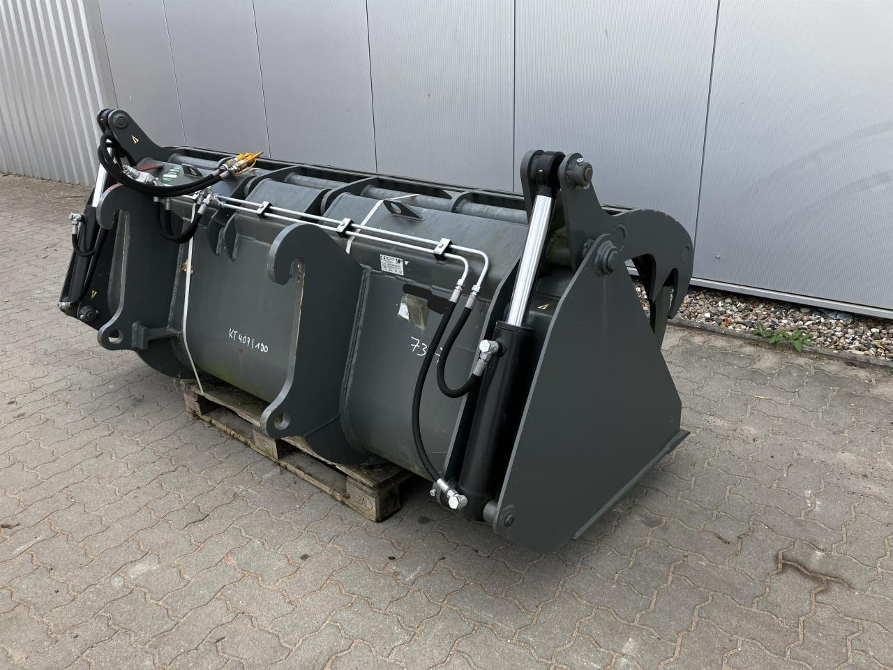 Kramer 2400 mm - Godet: photos 4 Kramer 2400 mm - Godet: photos 4