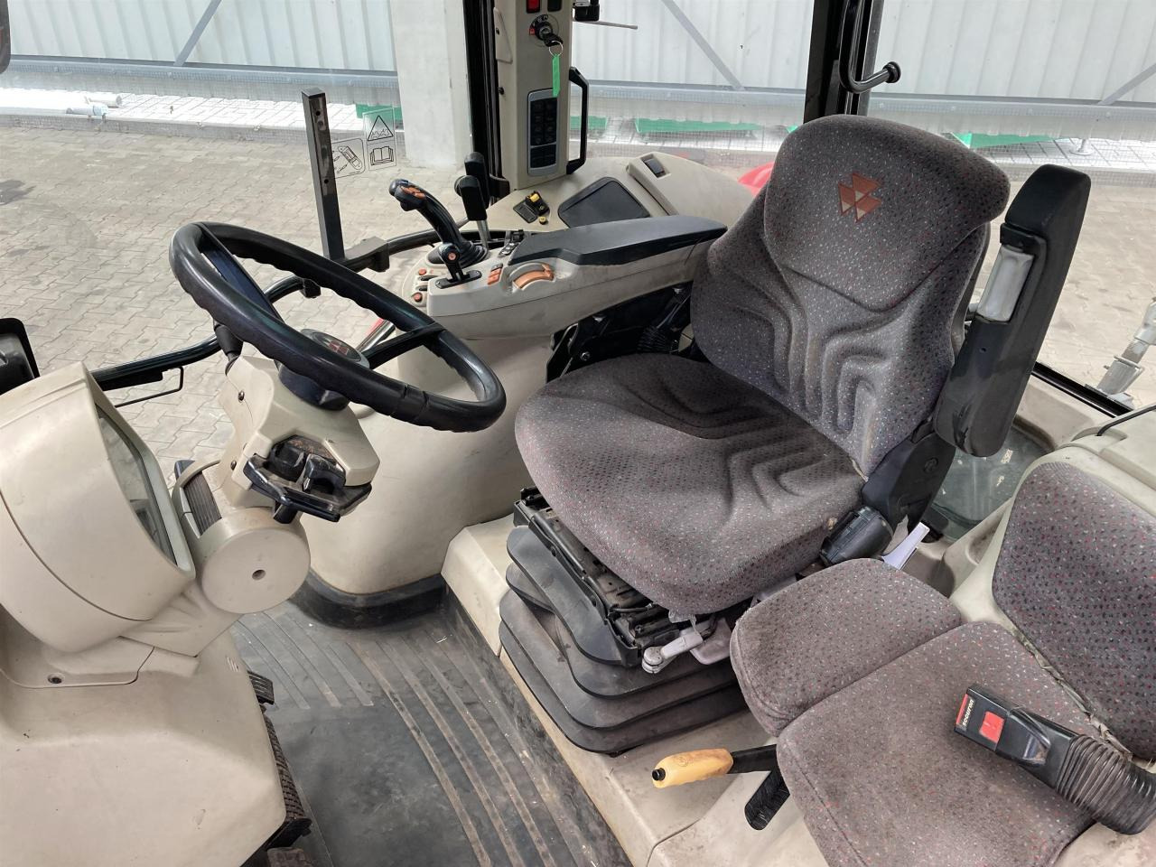 Massey Ferguson 5611 Dyna 4 - Tracteur agricole: photos 4 Massey Ferguson 5611 Dyna 4 - Tracteur agricole: photos 4