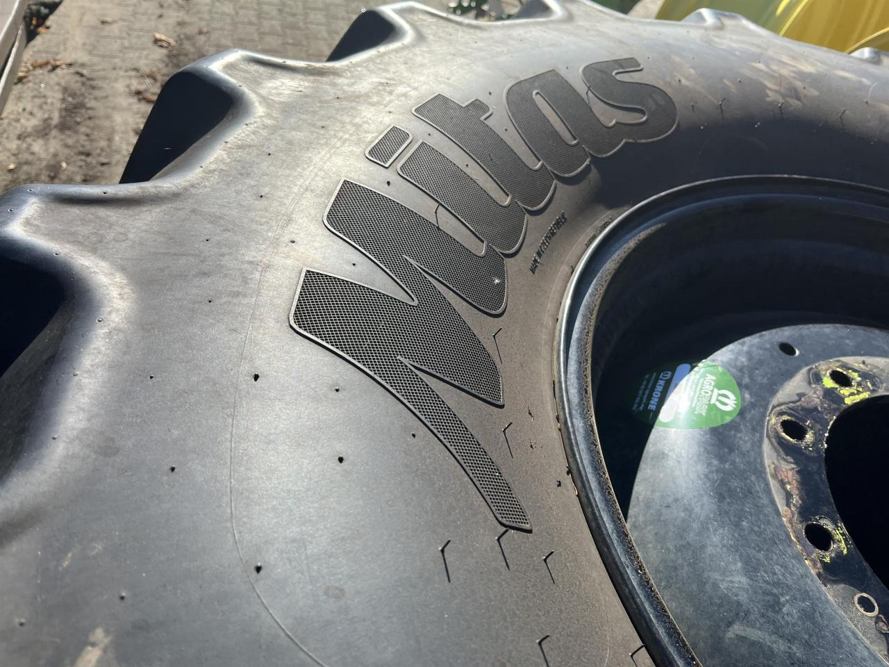 Mitas 600/70R28 - Pneu pour Machine agricole: photos 3 Mitas 600/70R28 - Pneu pour Machine agricole: photos 3