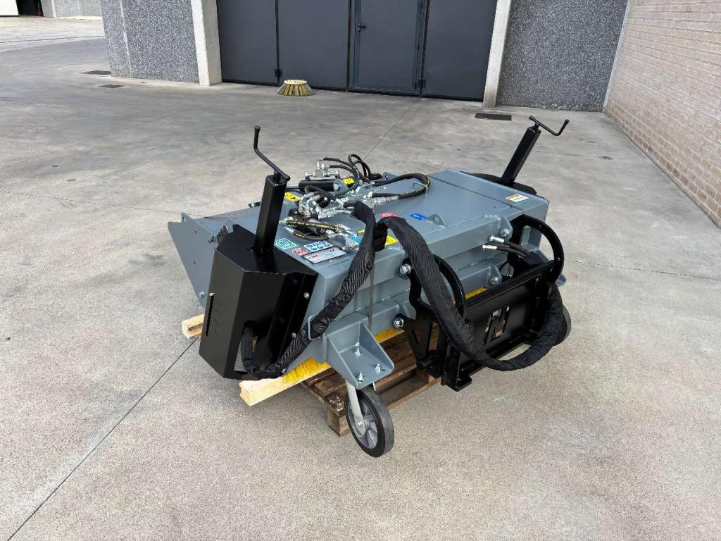 CM Crusher CSI 125 Sweeping Bucket - Brosse pour Mini chargeuse: photos 3 CM Crusher CSI 125 Sweeping Bucket - Brosse pour Mini chargeuse: photos 3