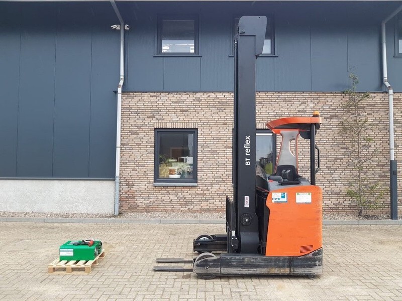 BT RRE180H Toyota 1.8 ton Triplex Freelift Sideshift Elektra Reachtruck - Chariot à mât rétractable: photos 4 BT RRE180H Toyota 1.8 ton Triplex Freelift Sideshift Elektra Reachtruck - Chariot à mât rétractable: photos 4