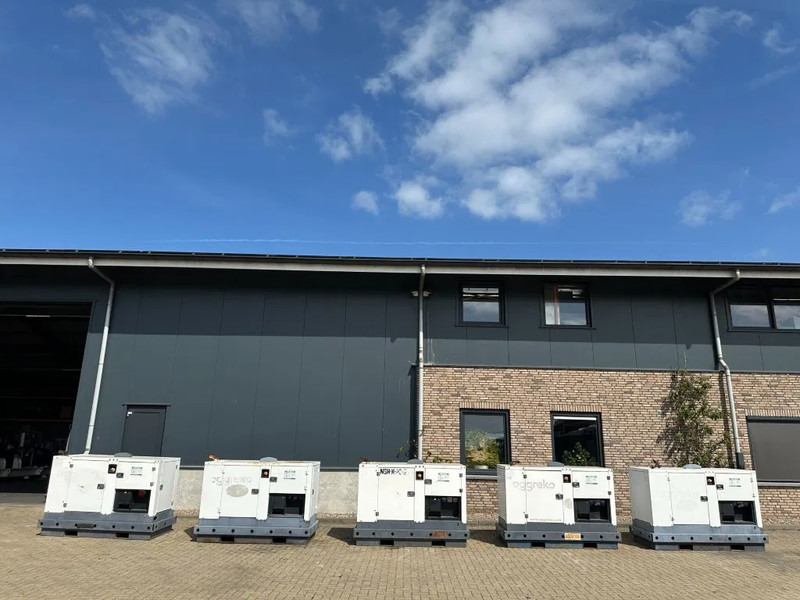 Groupe électrogène Iveco FPT F32 AM1A Leroy Somer 32 kVA Silent generatorset 39 hours !: photos 10 Groupe électrogène Iveco FPT F32 AM1A Leroy Somer 32 kVA Silent generatorset 39 hours !: photos 10