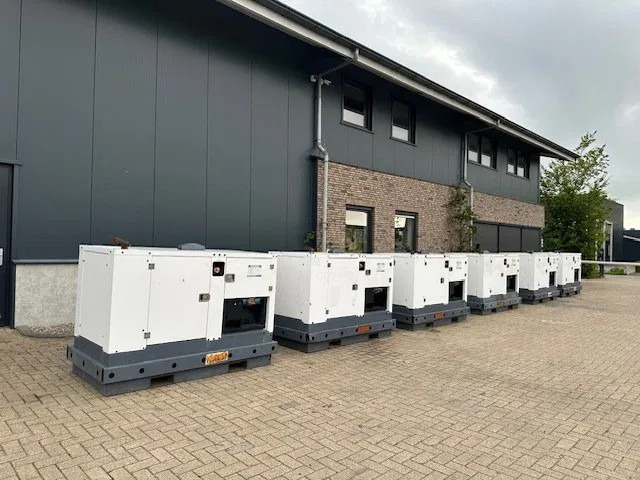 Groupe électrogène Iveco FPT F32 AM1A Leroy Somer 32 kVA silent generatorset 29 hours !: photos 5