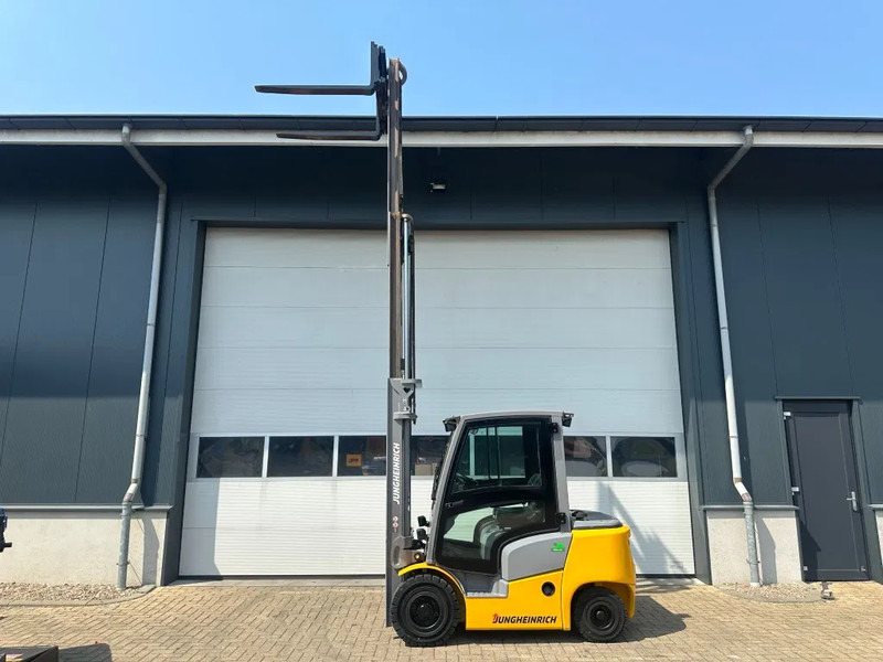 Jungheinrich DFG 425 Triplex Freelift Sideshift 2.5 ton Diesel Heftruck as New ! 675 hours ! - Chariot élévateur diesel: photos 2 Jungheinrich DFG 425 Triplex Freelift Sideshift 2.5 ton Diesel Heftruck as New ! 675 hours ! - Chariot élévateur diesel: photos 2