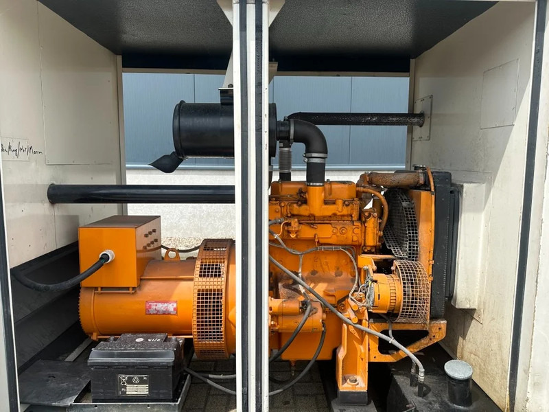 Perkins Leroy Somer 26 kVA Silent generatorset ex Emergency ! 1096 hours - Groupe électrogène: photos 3 Perkins Leroy Somer 26 kVA Silent generatorset ex Emergency ! 1096 hours - Groupe électrogène: photos 3