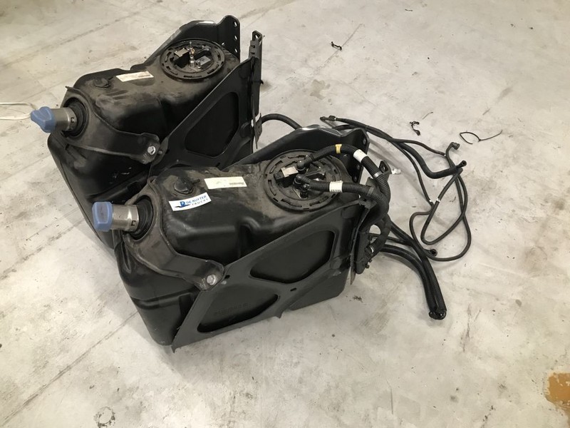 Mercedes-Benz Ad-blue tank met vlotter en steun - AdBlue réservoir pour Camion: photos 1 Mercedes-Benz Ad-blue tank met vlotter en steun - AdBlue réservoir pour Camion: photos 1