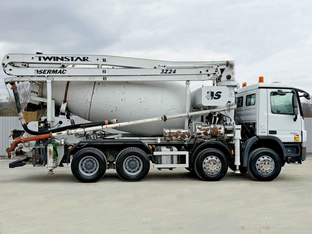 Mercedes-Benz ACTROS 3241 * Betonpumpe 24 m + FUNK / 8x4 - Camion pompe: photos 3 Mercedes-Benz ACTROS 3241 * Betonpumpe 24 m + FUNK / 8x4 - Camion pompe: photos 3