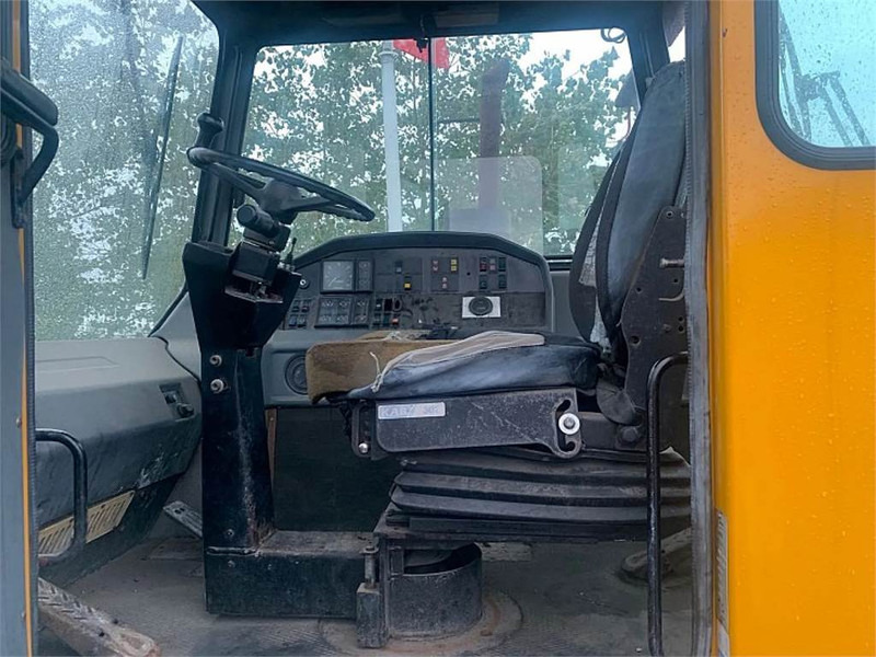 Tracteur portuaire Sisu TRX182A4L2C18: photos 8
