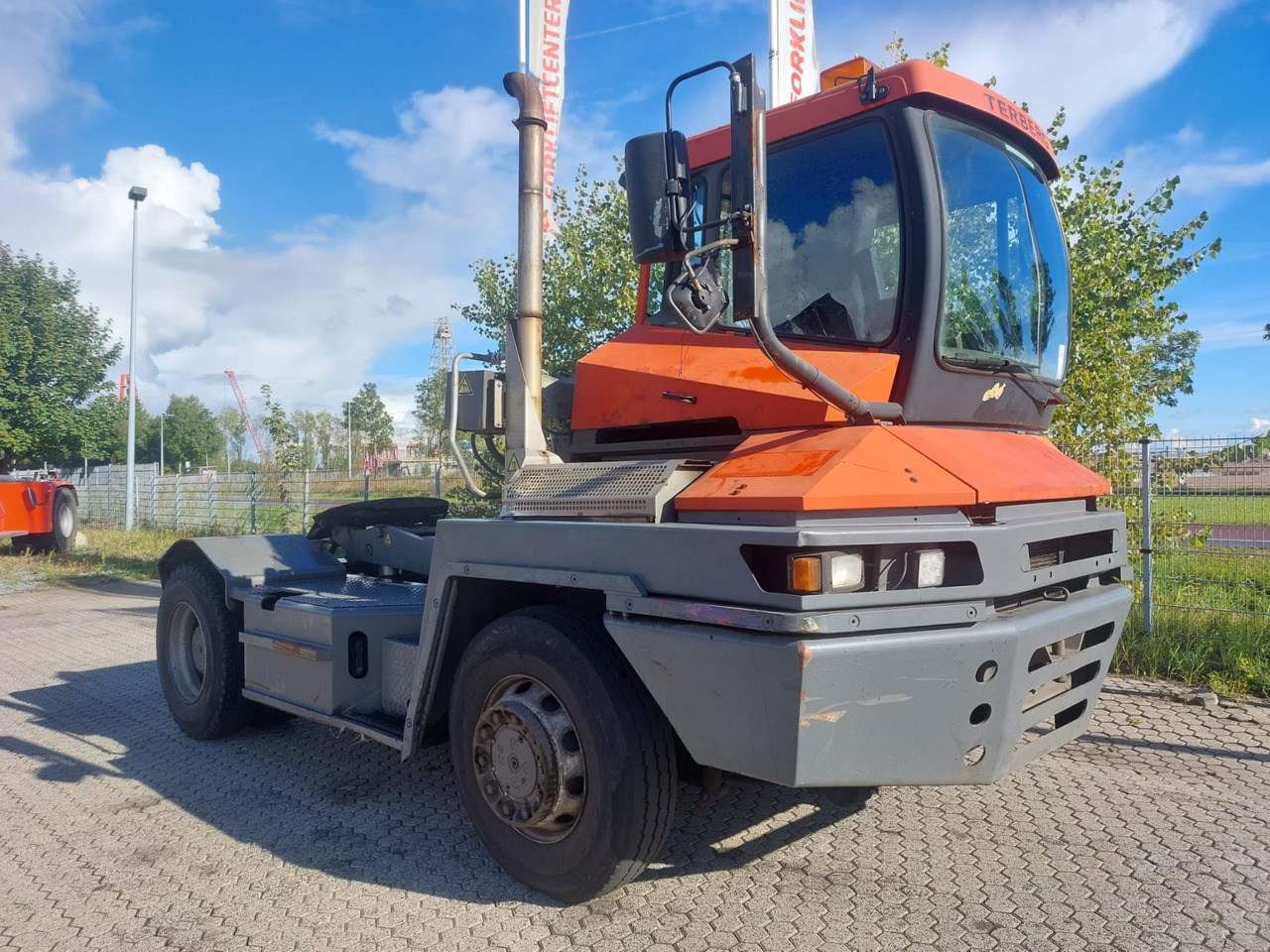Tracteur portuaire TERBERG RT222