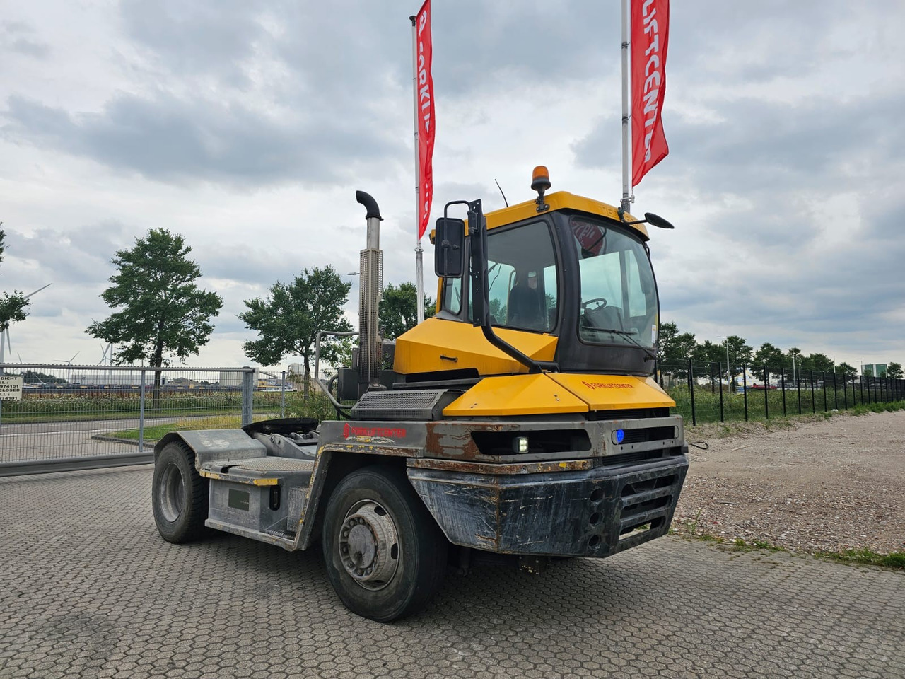 Tracteur portuaire TERBERG RT282