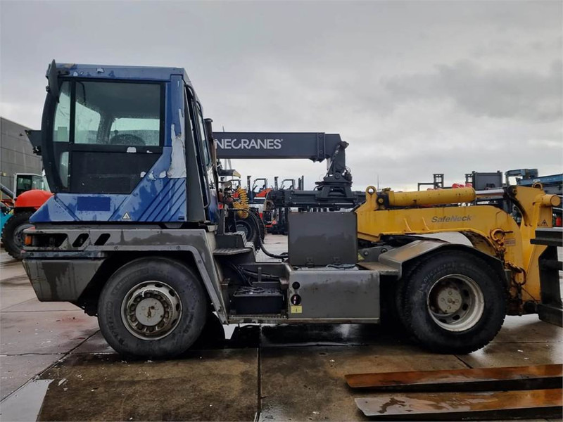Terberg RT282 4x4 + safeneck - Tracteur portuaire: photos 4 Terberg RT282 4x4 + safeneck - Tracteur portuaire: photos 4