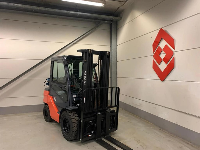 Toyota 02-8FGJF35 - Chariot élévateur à gaz: photos 3 Toyota 02-8FGJF35 - Chariot élévateur à gaz: photos 3