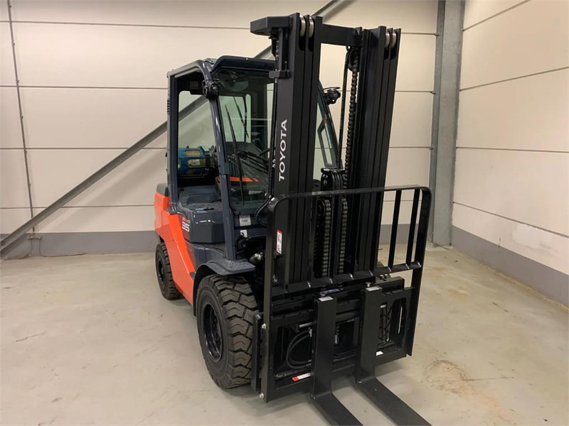 Toyota 02-8FGJF35 - Chariot élévateur à gaz: photos 3 Toyota 02-8FGJF35 - Chariot élévateur à gaz: photos 3