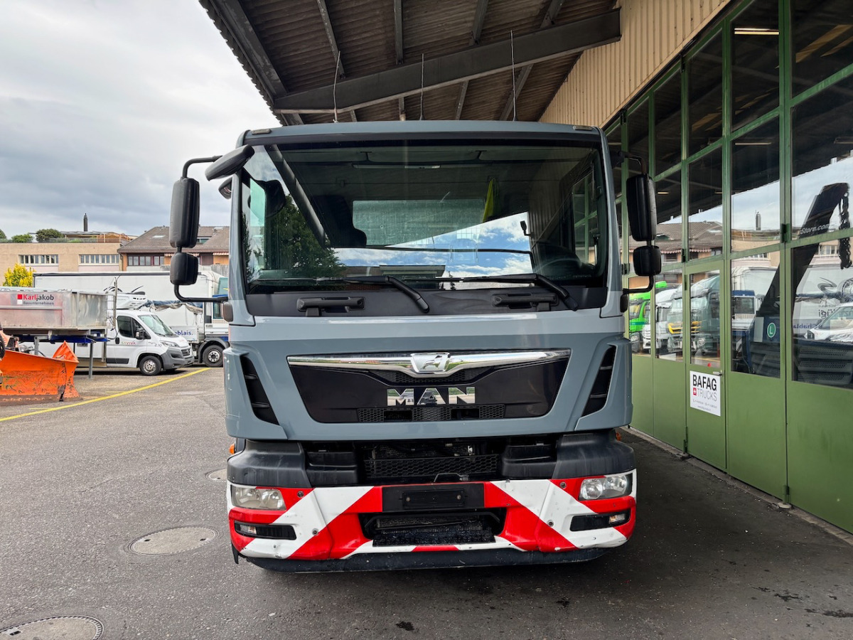 MAN TGM 18.340 - Camion multibenne: photos 3 MAN TGM 18.340 - Camion multibenne: photos 3