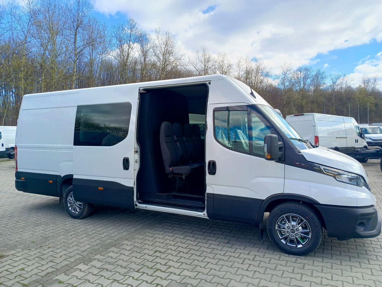 IVECO Daily 35 180 7-Sitzer - Transport de personnes, Utilitaire double cabine: photos 2 IVECO Daily 35 180 7-Sitzer - Transport de personnes, Utilitaire double cabine: photos 2
