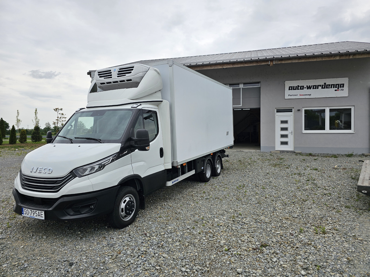 IVECO Daily BE-Truck 35S18H A8 180 PS Kühlkoffer 7.000kg Gesamtgewicht - Camion frigorifique: photos 1 IVECO Daily BE-Truck 35S18H A8 180 PS Kühlkoffer 7.000kg Gesamtgewicht - Camion frigorifique: photos 1