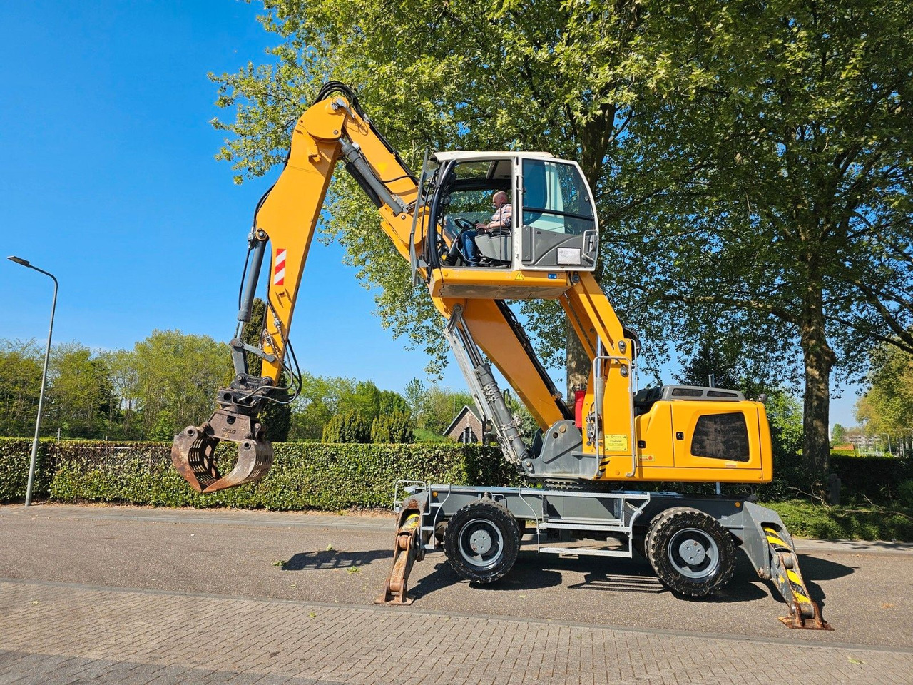 Liebherr LH 24M ( GK10 ) Mit Sortiergreifer - Pelle sur pneus: photos 2 Liebherr LH 24M ( GK10 ) Mit Sortiergreifer - Pelle sur pneus: photos 2