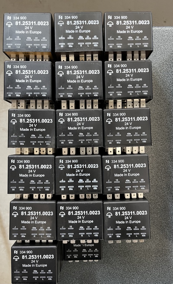 FLASHING-WIPING PULSE UNIT MAN F90,F2000 - Système électrique pour Camion: photos 3 FLASHING-WIPING PULSE UNIT MAN F90,F2000 - Système électrique pour Camion: photos 3