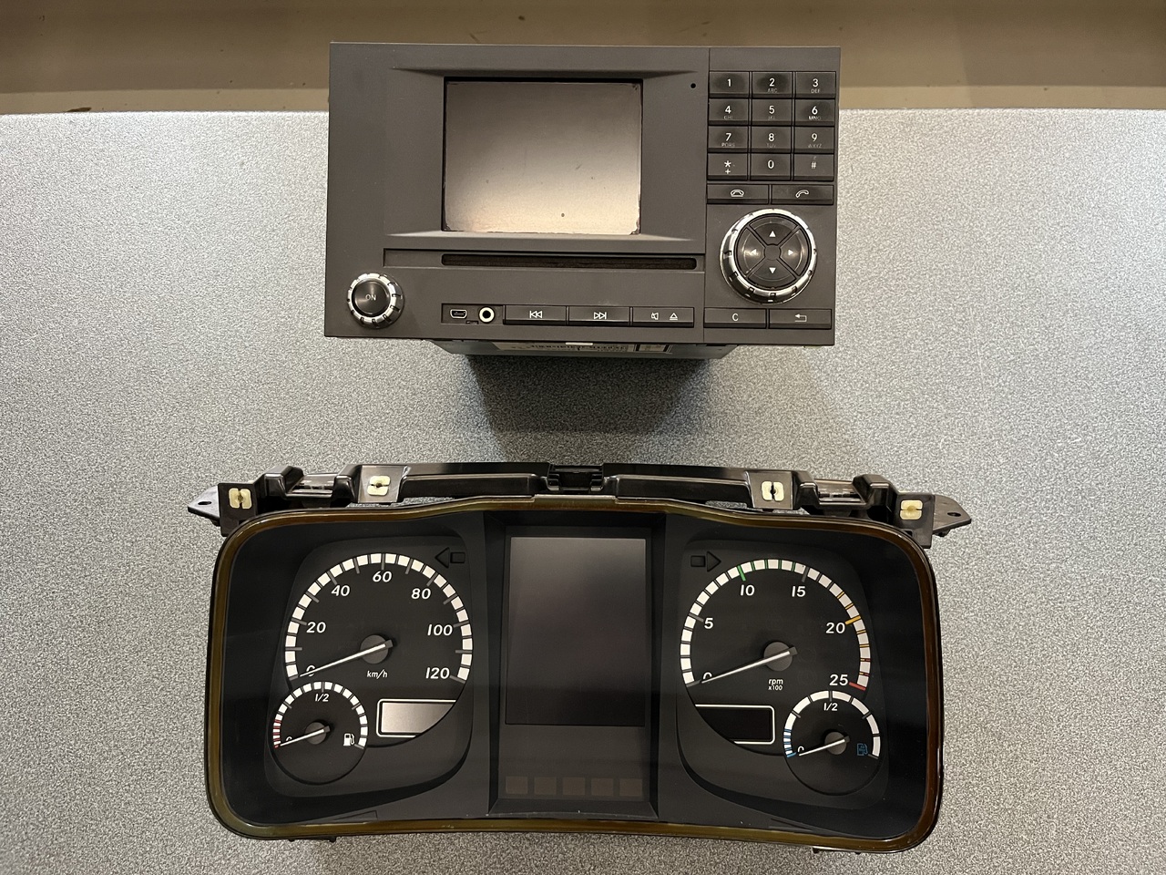 MERCEDES-BENZ ACTROS MP2-MP3-MP4 ELECTRONIC INSTRUMENT - Chronotachygraphe pour Camion: photos 3 MERCEDES-BENZ ACTROS MP2-MP3-MP4 ELECTRONIC INSTRUMENT - Chronotachygraphe pour Camion: photos 3