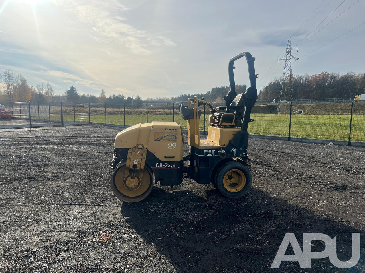 CATERPILLAR CB-225E - Compacteur: photos 2 CATERPILLAR CB-225E - Compacteur: photos 2