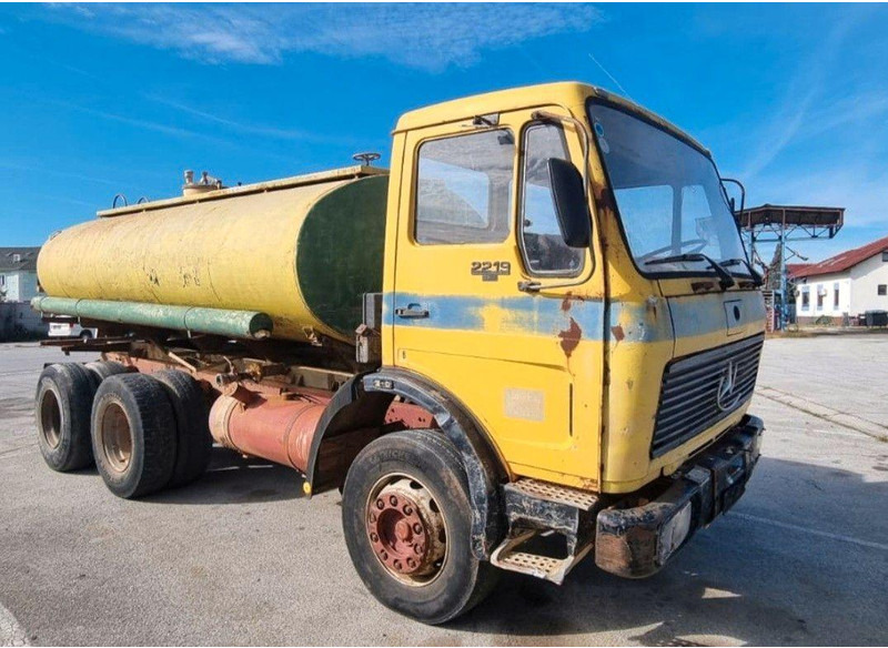 Mercedes-Benz 2219 6x4 Vízszállító Tartálykocsi - Camion citerne: photos 1 Mercedes-Benz 2219 6x4 Vízszállító Tartálykocsi - Camion citerne: photos 1